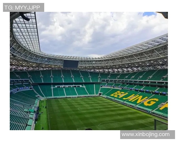 足球巨星小球场激情踢球展现不一样的足球魅力与街头技巧