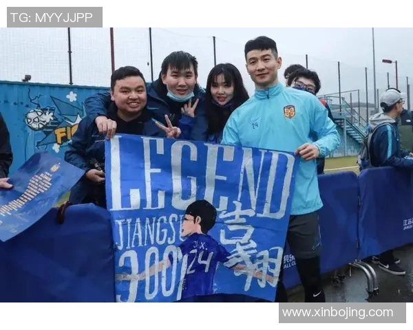 足球球星亲笔签名卡片现场展示引发球迷热烈围观瞬间